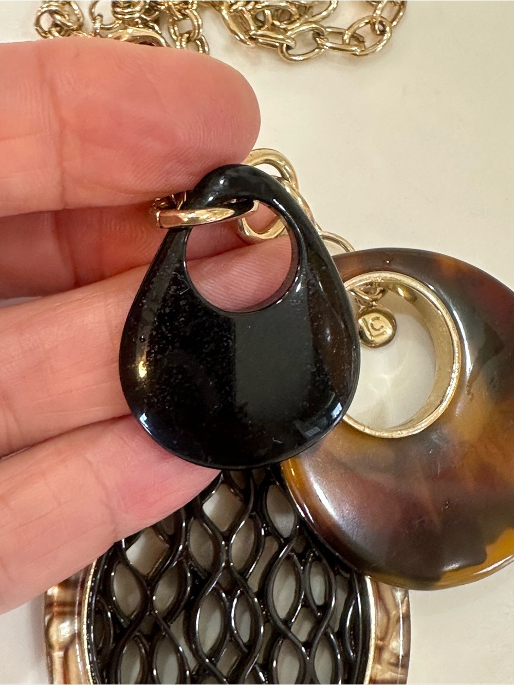 Liz Claiborne Tortoise & Black Resin Multi-Pendant Statement Necklace Gold Tone - Picture 7 of 14